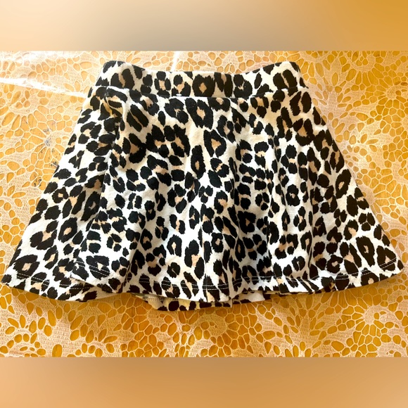Leopard Skirt: 2T ⭐️ - Picture 2 of 5